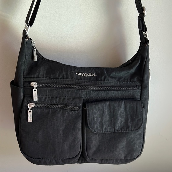 Baggallini Bags Baggallini Modern Everywhere Crossbody Bag In Black